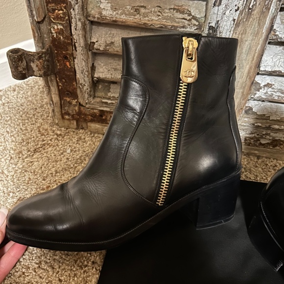Chanel ankle boots logo/ double gold zippers 39 with logos. Wood heel - Picture 2 of 14